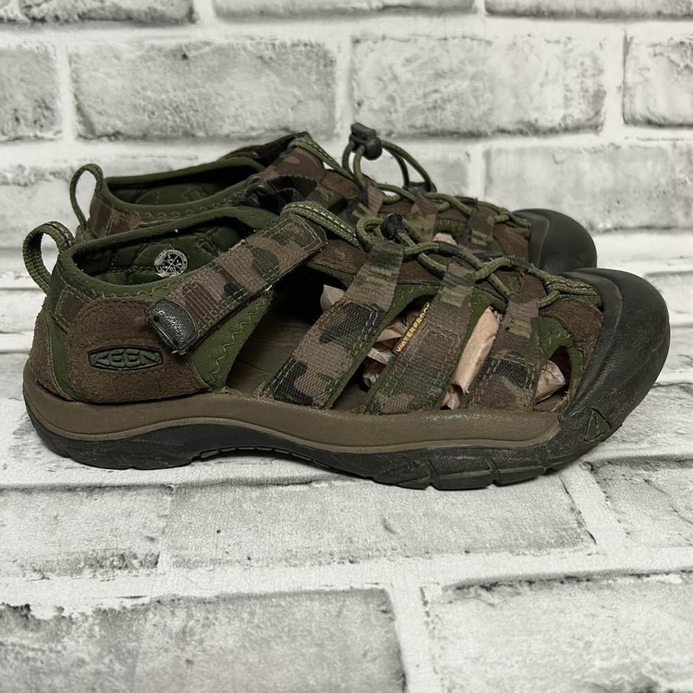 KEEN Newport H2 Closed Toe Sandals, Size 5, Camouflage, Perfect for Water